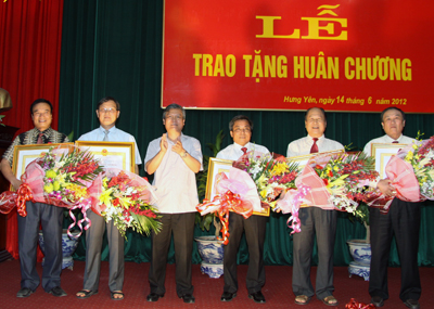 Trao Huân chương Độc lập, Huân chương Lao động cho các vị lãnh đạo tỉnh, nguyên lãnh đạo tỉnh Hưng Yên